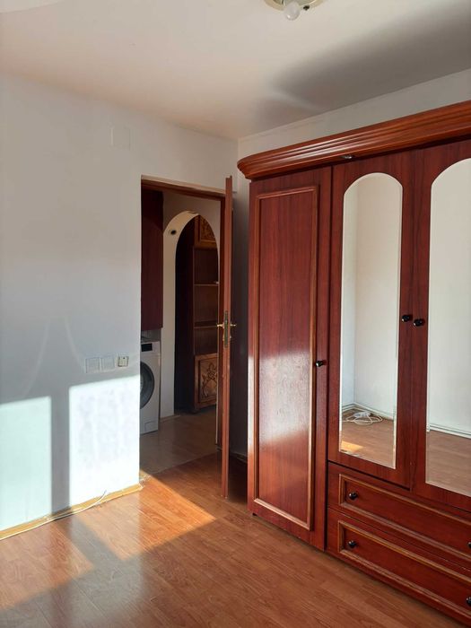Închiriez apartament cu 2 camere