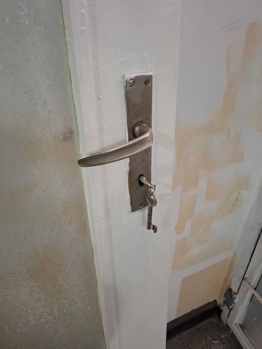 Интериорна врата с брава и ключове