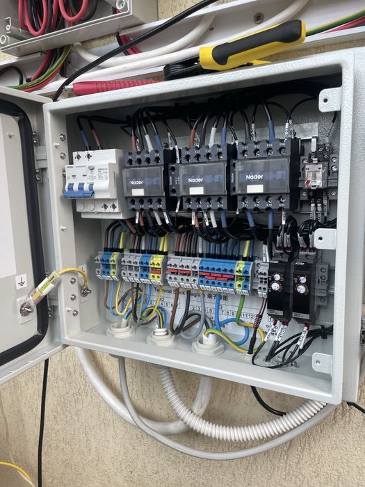 Execut lucrari de instalatii electrice