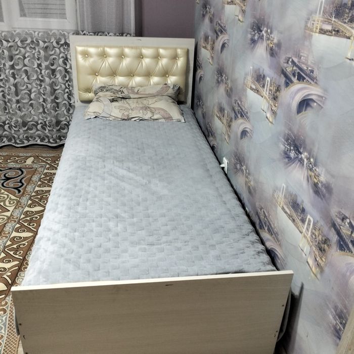 Кровать,ковер,стол