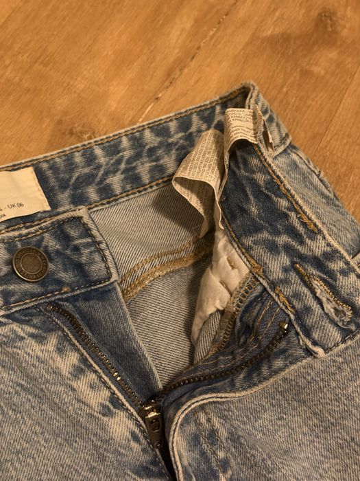 Blugi albastri deschisi