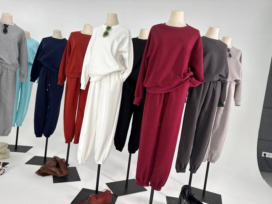 Костюмы женские.        .