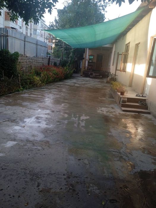 Uy sotiladi guliston shahar namuma mahlallasida 6 sotix xovlili uy