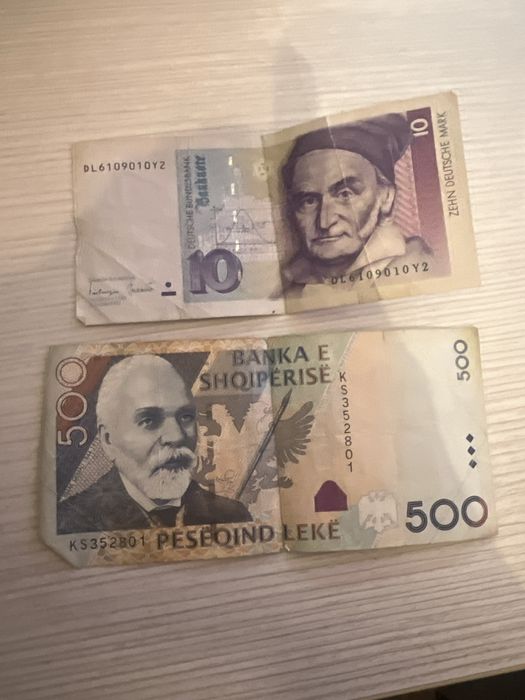 Vand doua bacnote lek albanez si Deutsche mark