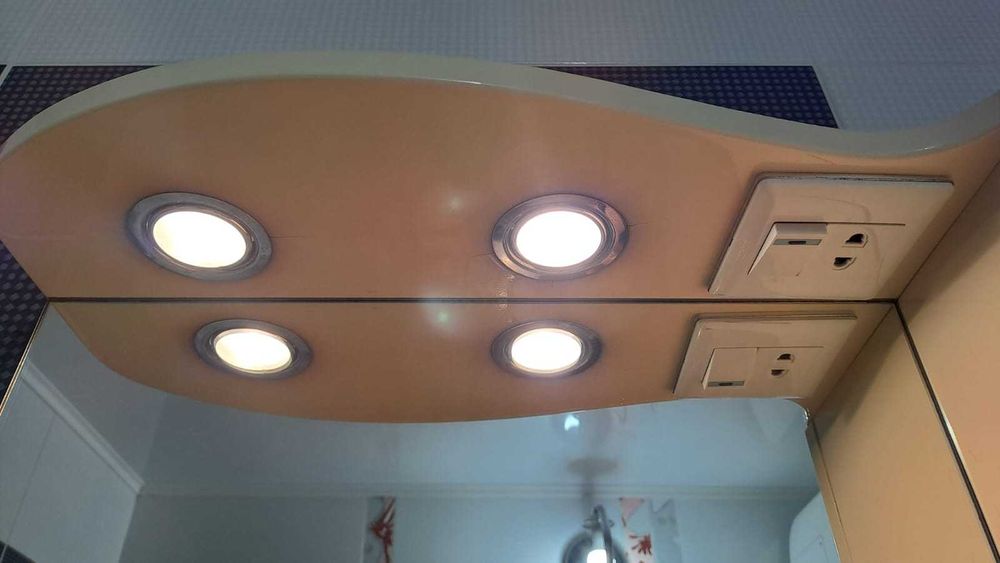 Зеркало для ванной со шкафчиком