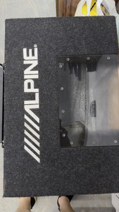 Сабвуфер ALPINE в отличном состоянии.