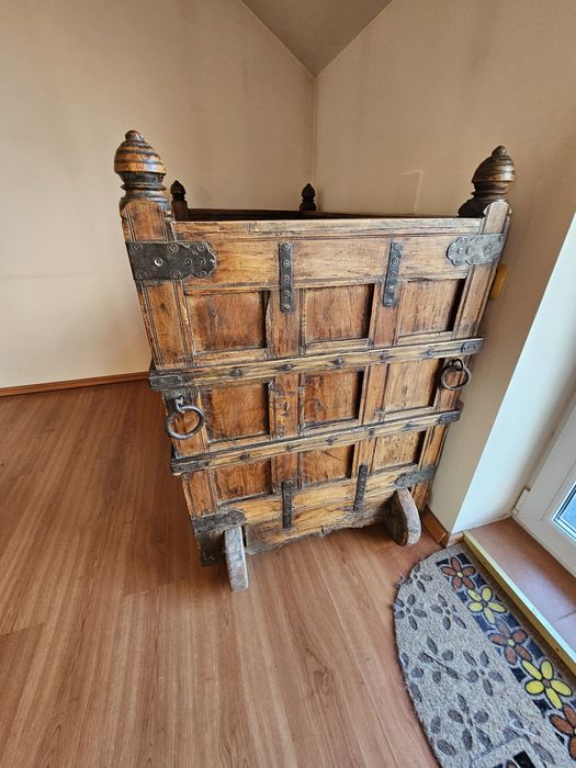 Piesă mobilier din lemn de tec cu inserții metalice și spațiu de depozitare, recondiționată, vechime cca. 100 ani, dimensiuni: 110 × 135 × 74 cm.