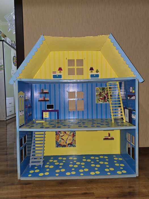 Деревянный кукольный домик