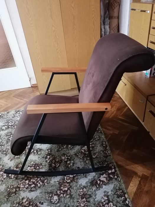 Продавам люлеещ се стол!
