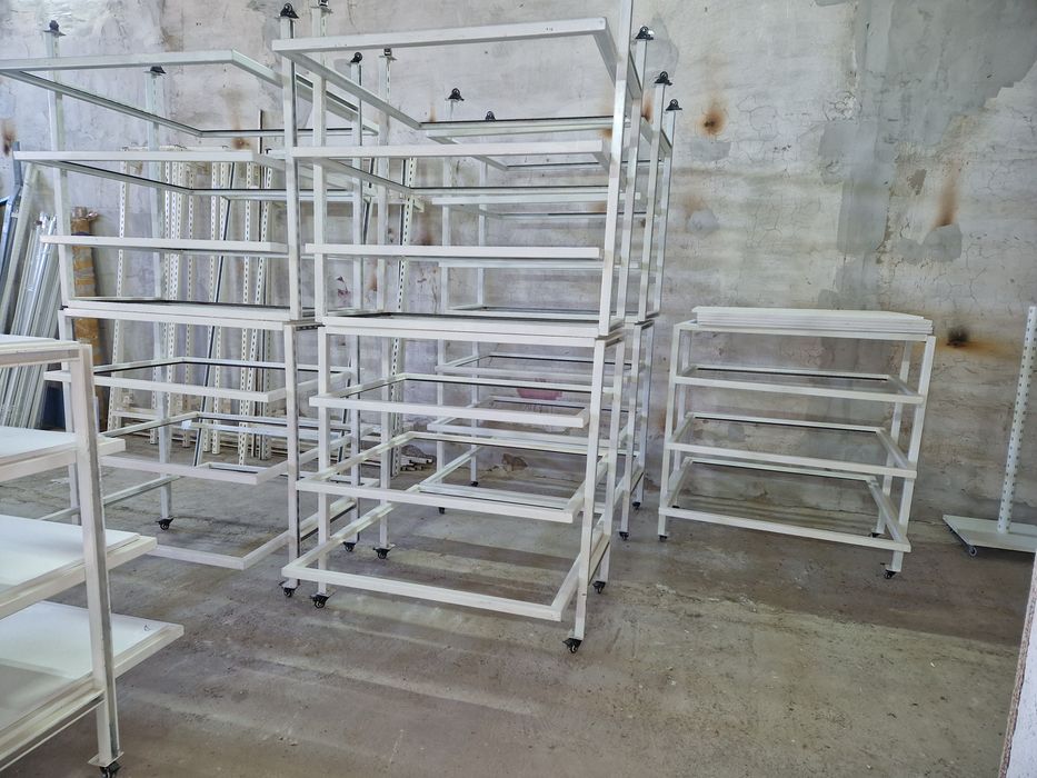 витрины, островки, стойки для одежды