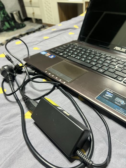 Noutbook yaxshi ishlaydi Asus kampanya zaryadnik chexollari bor