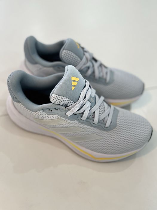 Продам кроссовки Адидас