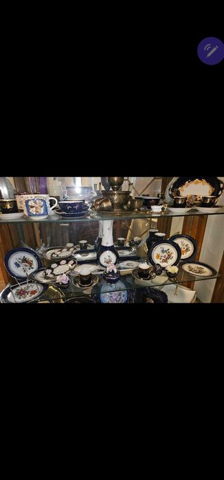 Vitrina lemn farfurii bibelouri