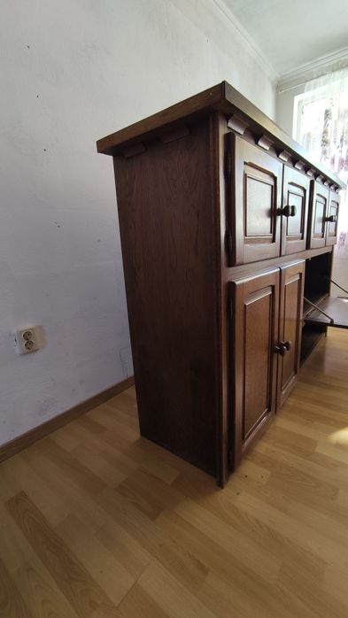 Стар масивен шкаф