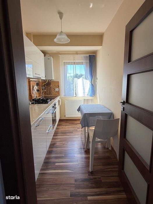 Apartament cu 2 camere, balcon deasupra pârâului și vedere spre pădure