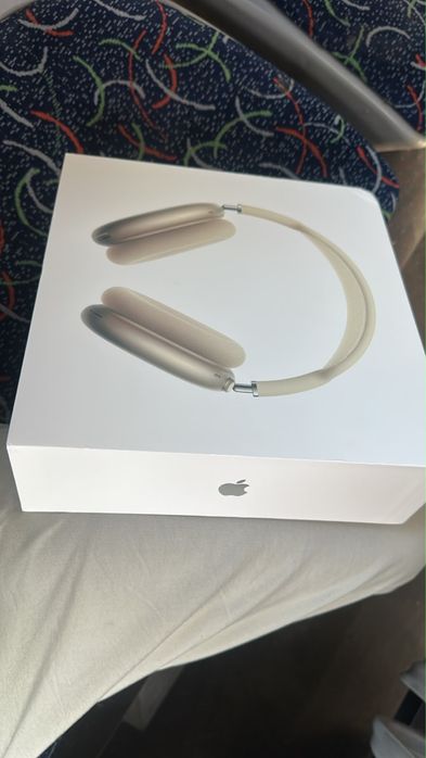 Apple AirPodsMax with smart case