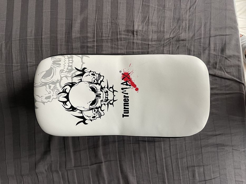 Protectie pentru brat, alb-negru, pad de box, pad tailandez.