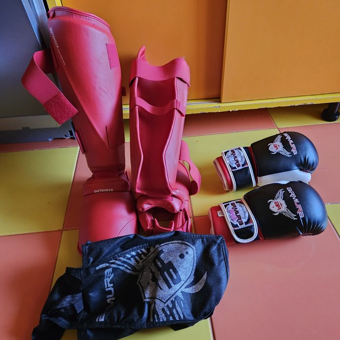 Tibiere si mănuși karate
