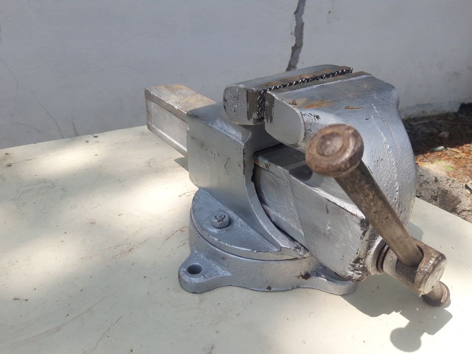 Продам тиски слесарные