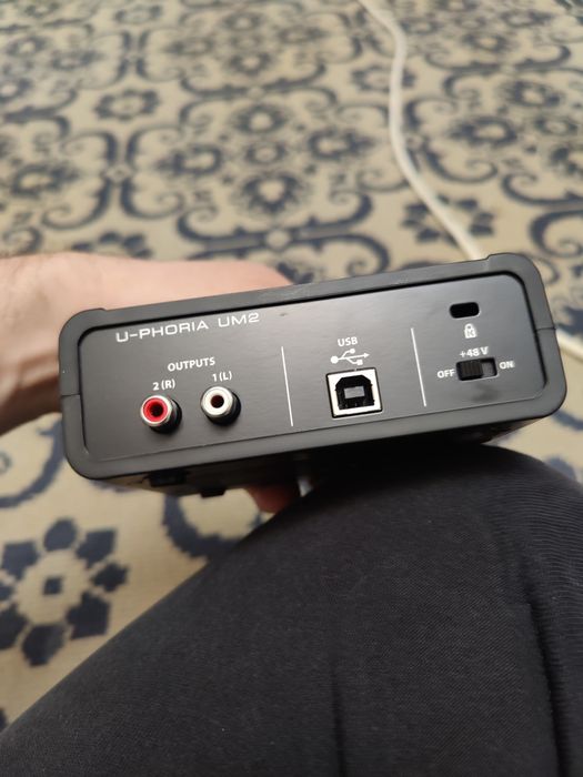 Behringer U-Phoria UM2 звуковая карта.