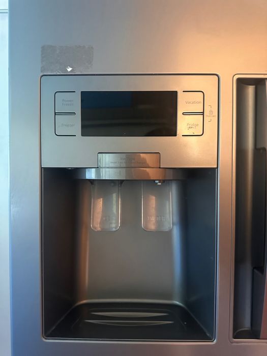 Хладилник Samsung с ледогенератор, диспенсър за вода, No frost