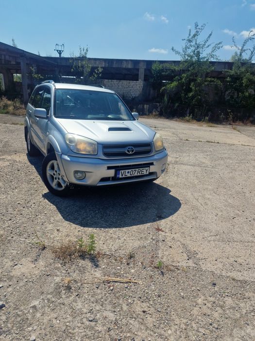 Vând Toyota RAV4, an 2004, motor 2.0 D-4D diesel 116 CP, cutie manuală, tracțiune 4x4.