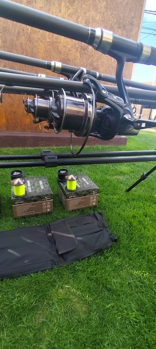 Set Pescuit Crap,3 Lansete Carbon 3,90m,3 Mulinete KFX 9000, Long Cast,Rod Pod+Senzori+Swingere+Fir