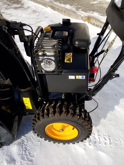 Снегоуборщик бензиновый.