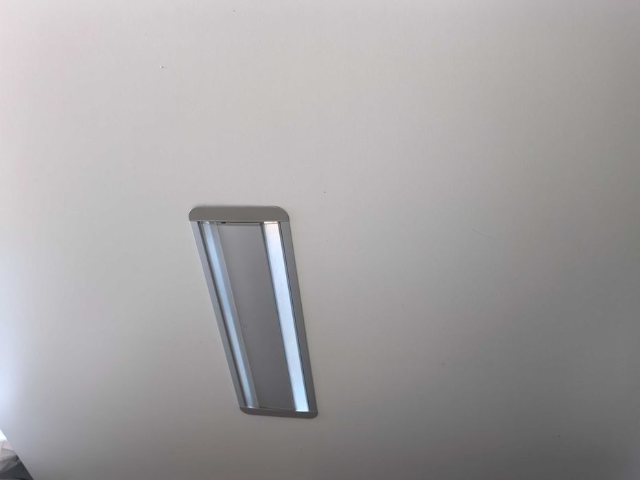 Масивно офис бюро 140×140 см | Метална конструкция|Контакти+USB