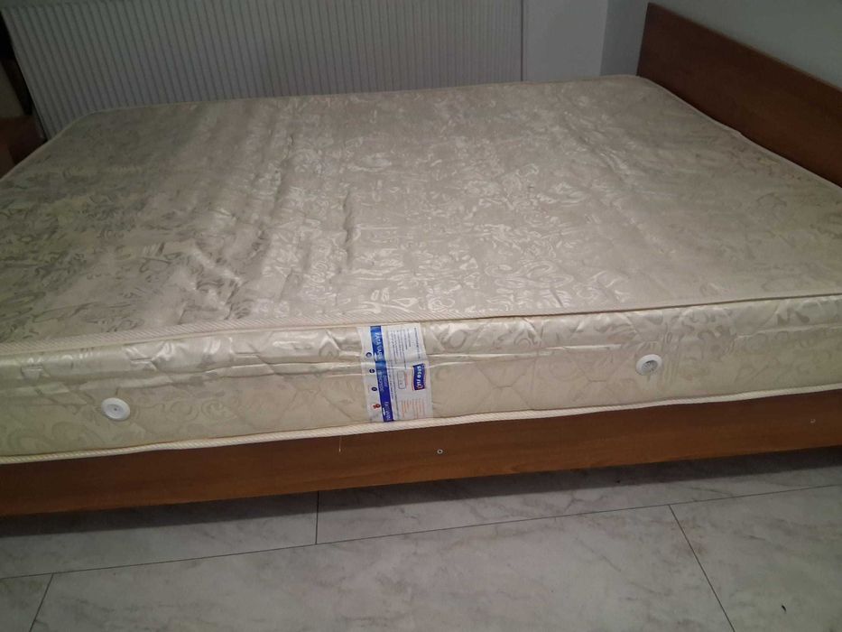 Vând pat dublu (1.6/2 m) cu somiera si saltea