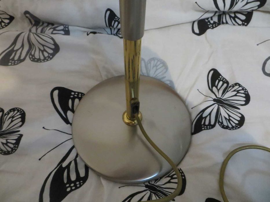 Масивна регулируема настолна лампа с въртящо рамо