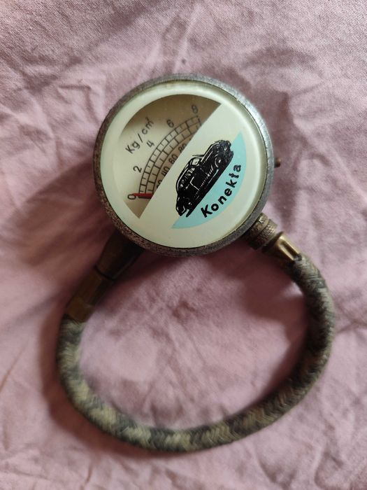 Механичен манометър за гуми