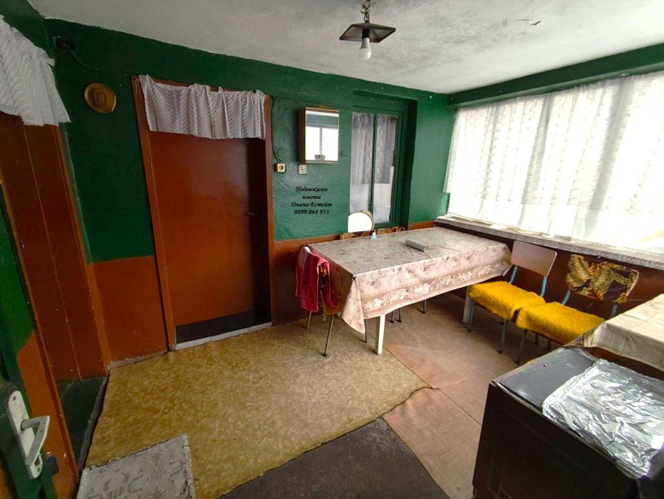 Двуетажна къща в село Винарово