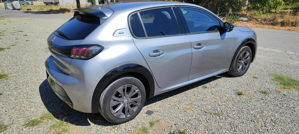 Peugeot e-208 с ниво на оборудване Allure
