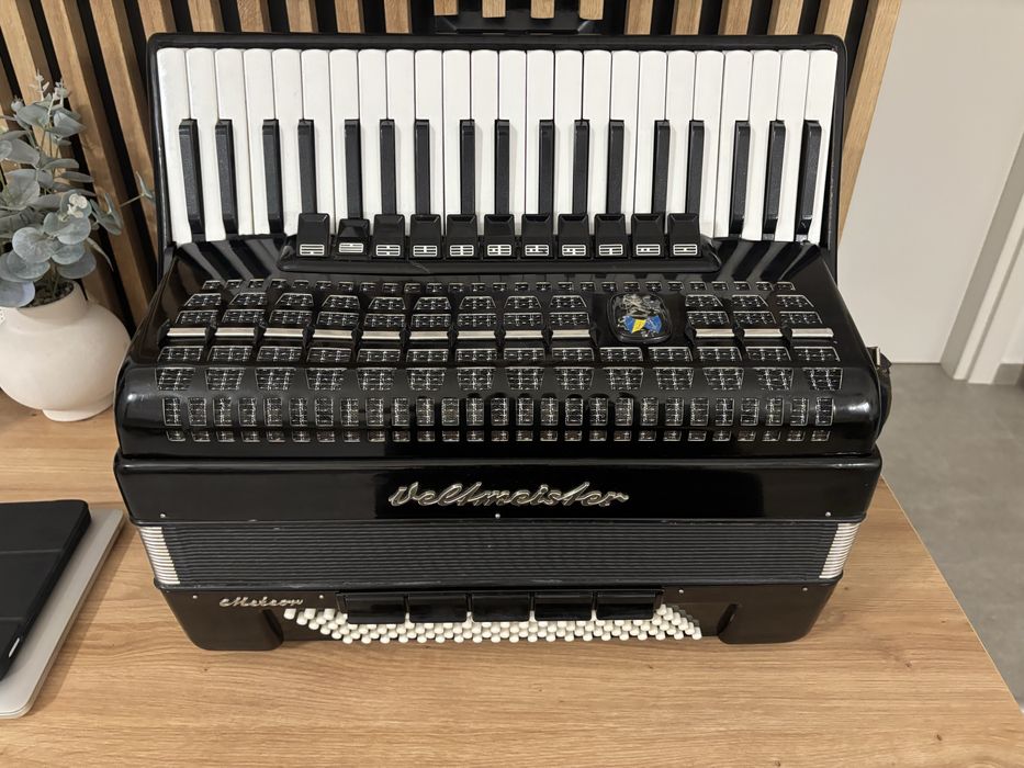 Acordeon Weltmeister Meteor cu 120 de basi