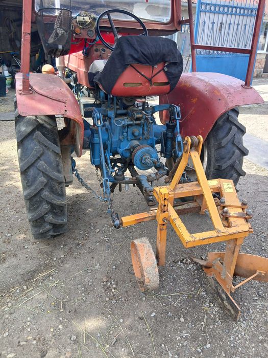 Vând tractor cu plug și coasă laterală