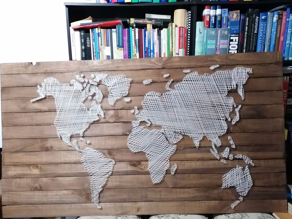 Harta lumii realizata StringArt