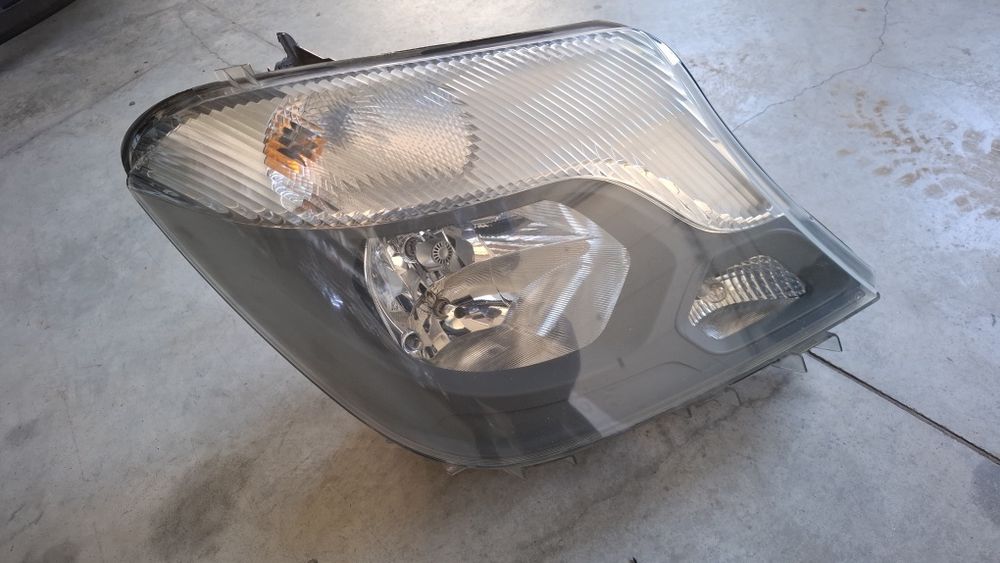 Vînd far dreapta +vas spalator parbriz mercedes benz sprinter