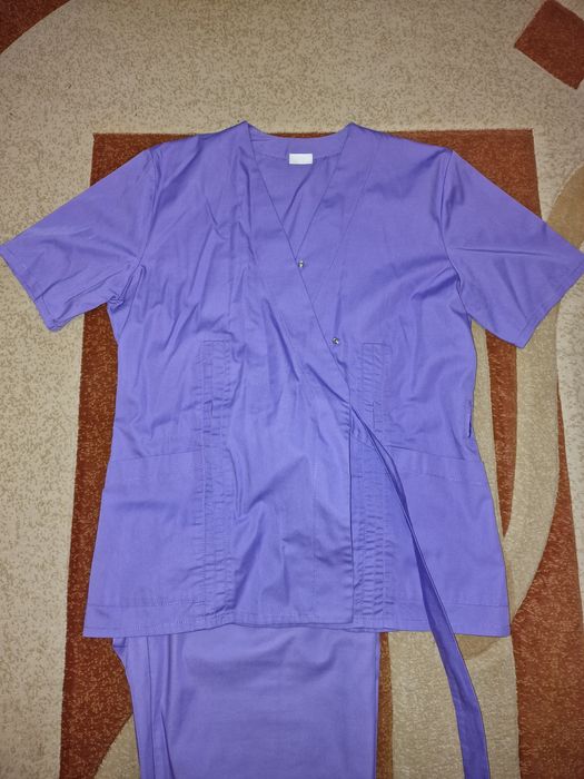 Vând uniforma medicala