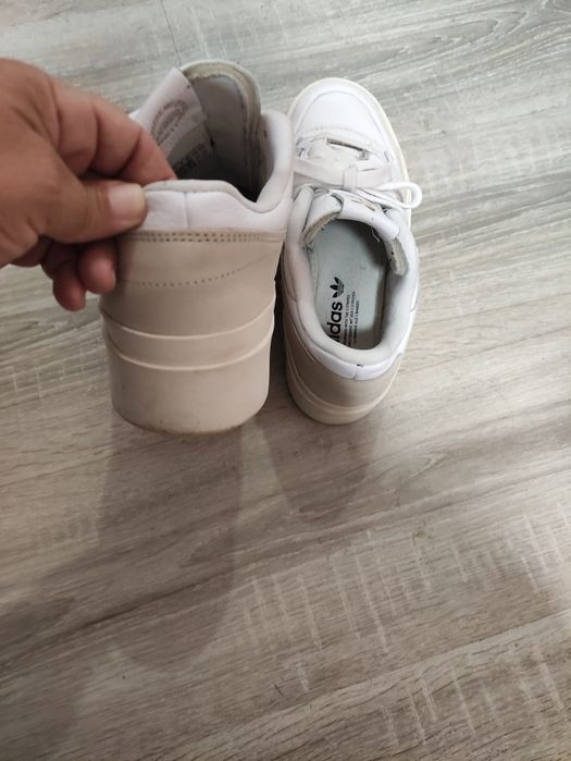 Оригинални маратонки на Адидас естественоа кожа  в отлично състояние