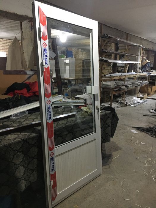 Рабочий окно двери стекло зеркала