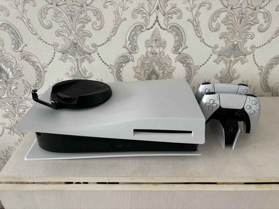 Playstation 5 с двумя джоистиками