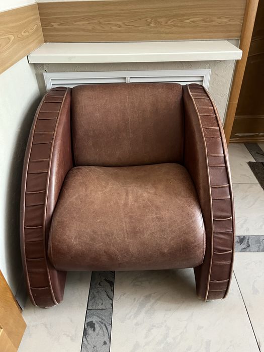 Большие коричневые кресла