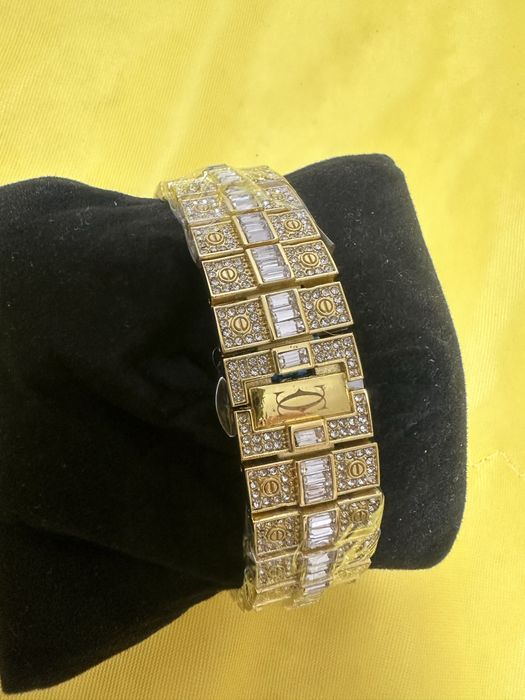 Часовник- Cartier-чудесна изработка има и кутия