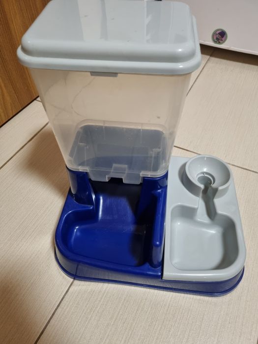 Distribuitor/Dozator hrana si apa