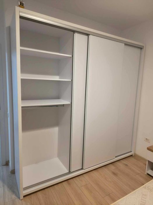 Dulap cu 3 uși culisante – stare bună / ca nou – modern – București