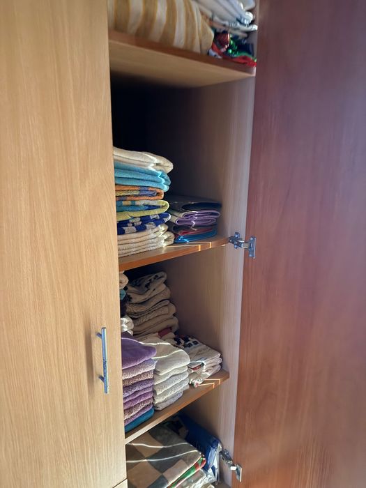 Продавам трикрилен гардероб