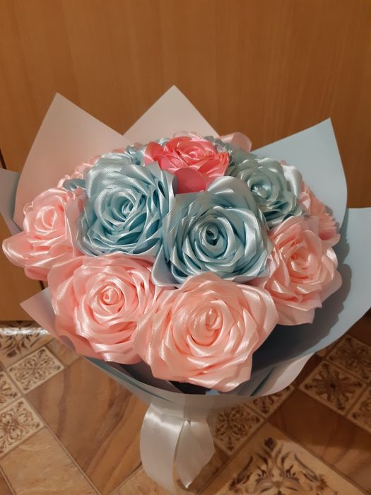 Розы из атласных лент