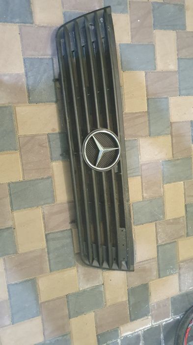 Grila fata cu sigla Mercedes Vario