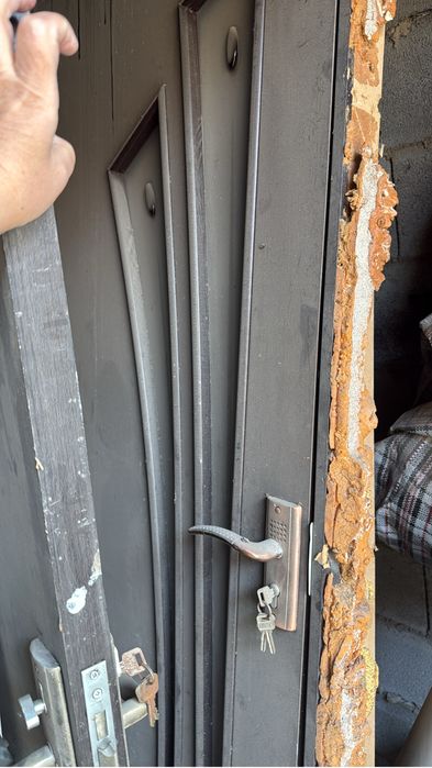 Продам б у межкомнатные двери  4 штуки